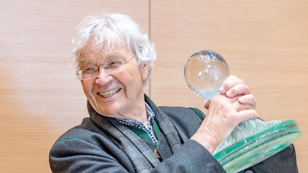 Weil er auf und abseits der Bühne Dialekt spricht, ist Kabarettist Gerhard Polt mit der „Bairischen Sprachwurzel“ ausgezeichnet worden. Foto: Armin Weigel/dpa