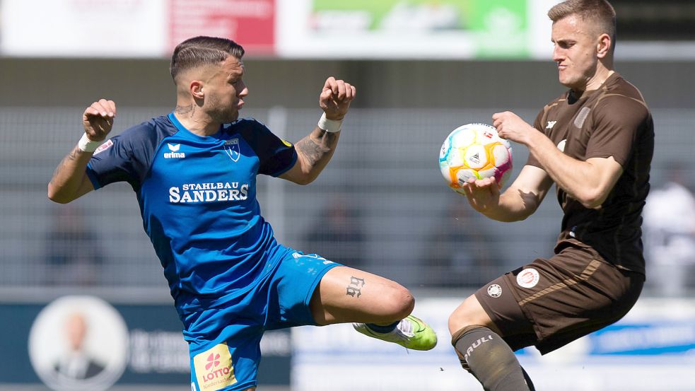 Ilyas Bircan (links) rückte gegen St. Pauli für den verletzt fehlenden Torjäger Tido Steffens in den Angriff von Kickers Emden. Foto: Doden/Emden