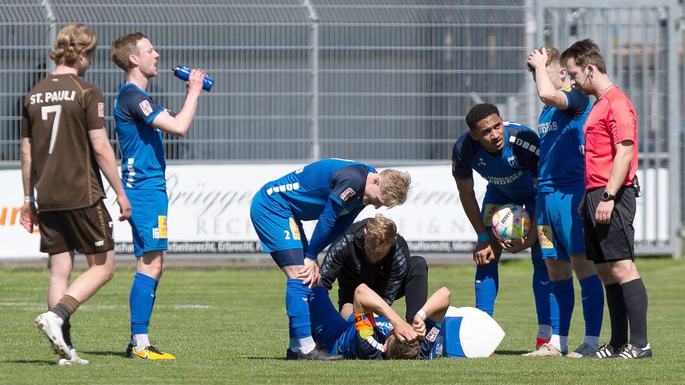Kickers-Kapitän Bastian Dassel lag früh im Spiel verletzt am Boden und musste ausgewechselt werden. Fotos: Doden, Emden
