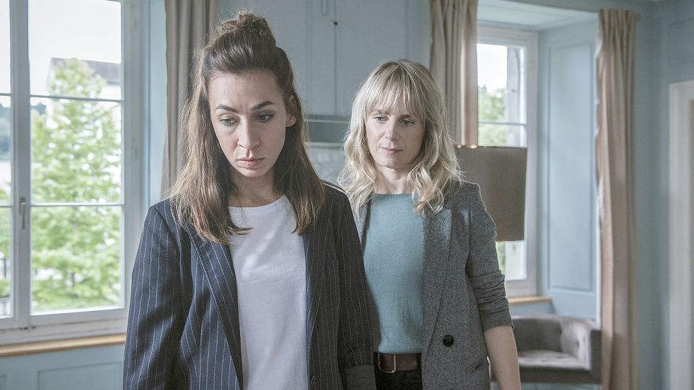 Bonjour Tristesse: Die Ermittlerinnen Tessa Ott (Carol Schuler, li.) und Isabelle Grandjean (Anna Pieri Zuercher) können auch diesmal nicht so recht überzeugen. Foto: SRF/Sava Hlavacek
