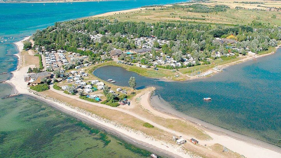 Der Camping- und Ferienpark Wulfener Hals auf Fehrmarn gehört zu den beliebtesten in Europa. Foto: PiNCAMP/ADAC