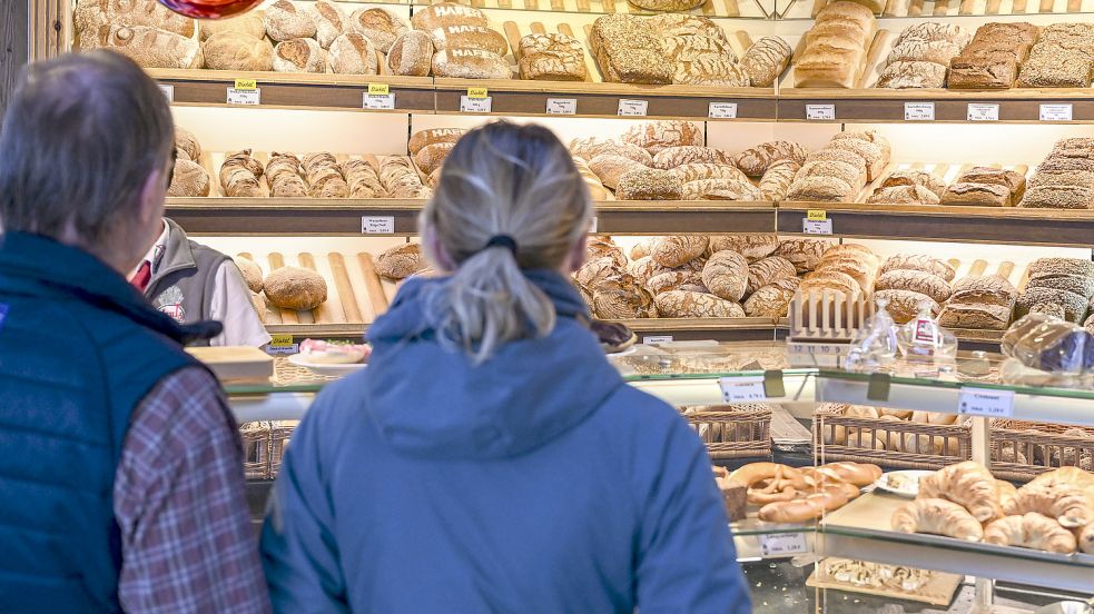 Mit frischen Brötchen in den Mai starten: Unsere Übersicht verrät, welche Bäcker öffnen. Foto: Kalaene/DPA