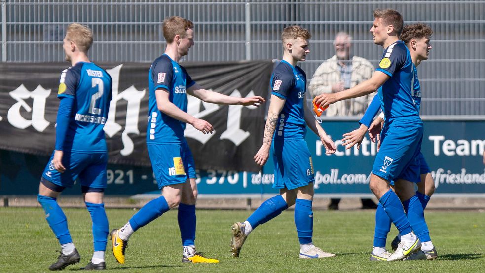 Gleich dreimal wechselte am Sonnabend die Kapitänsbinde bei Kickers den Besitzer, auf diesem Foto das erste Mal. Der verletzte Bastian Dassel übergibt an Matthias Goosmann (Zweiter von links). Fotos: Doden, Emden