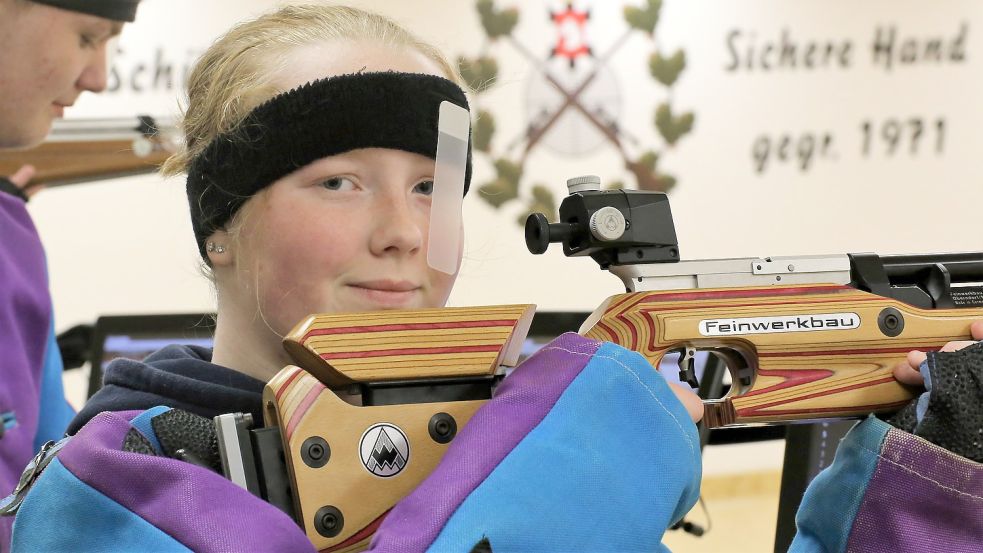 Katja Klaaßen aus Ihlowerfehn am Luftgewehr – das Stirnband mit der Augenklappe soll verhindern, dass die Schützin beim Zielen ein Auge zukneift. Foto: Böning