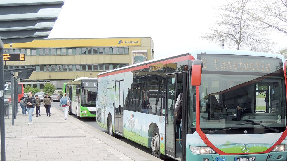 Busse am Hauptbahnhof in Emden. Der Dorfverein Marienwehr wünscht sich eine bessere Anbindung des Stadtteils. Foto: F. Doden/Archiv