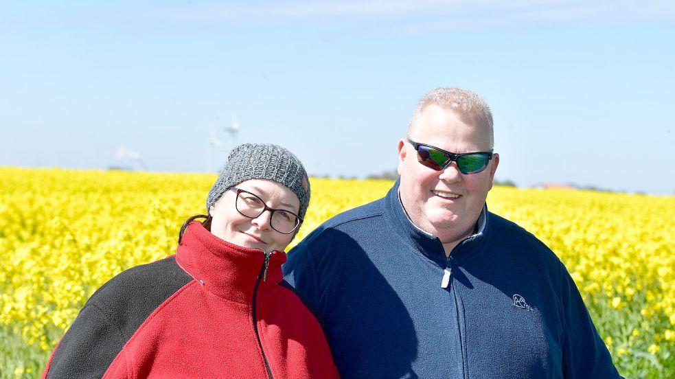 Stefan und Nicole Kuhnhen kommen aus Gevelsberg in Nordrhein-Westfalen. Bei ihrem Besuch in Ostfriesland haben sie sich die blühenden Rapsfelder in der Krummhörn angesehen. Foto: Wagenaar