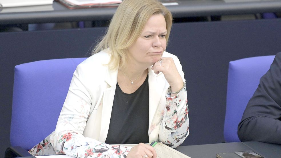 Kurz vor dem sogenannten Flüchtlingsgipfel präsentiert Innenministerin Nancy Faeser eine Lösung, die keine ist. Foto: IMAGO/Frederic Kern