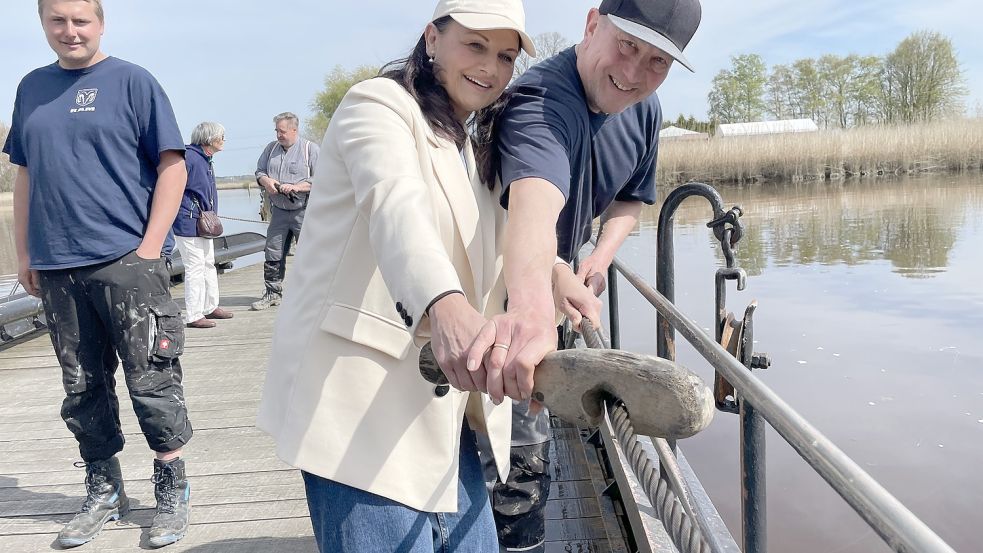 Schirmherrin Gitta Connemann (CDU) probierte das Ziehen auch aus. Foto: Nording
