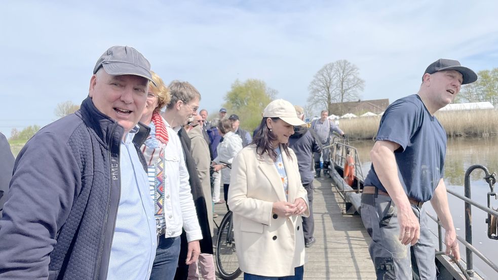 Auch Bürgermeister Claus-Peter Horst fuhr zur Eröffnung zusammen mit seiner Frau und Gitta Connemann Pünte. Foto: Nording
