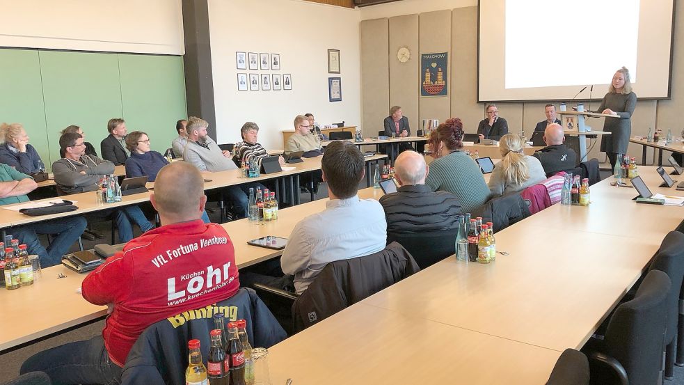 Grietje Kammler, Leiterin des Plattdeutsch-Büros (am Pult) warb in einer Sitzung in Moormerland für zweisprachigen Unterricht in Platt- und Hochdeutsch. Foto: Lüppen