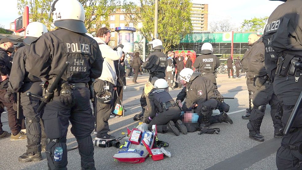 Der Demonstrant ging nach dem Zusammenstoß zu Boden und musste daraufhin offensichtlich wegen eines Krampfanfalls behandelt werden. Foto: HamburgNews