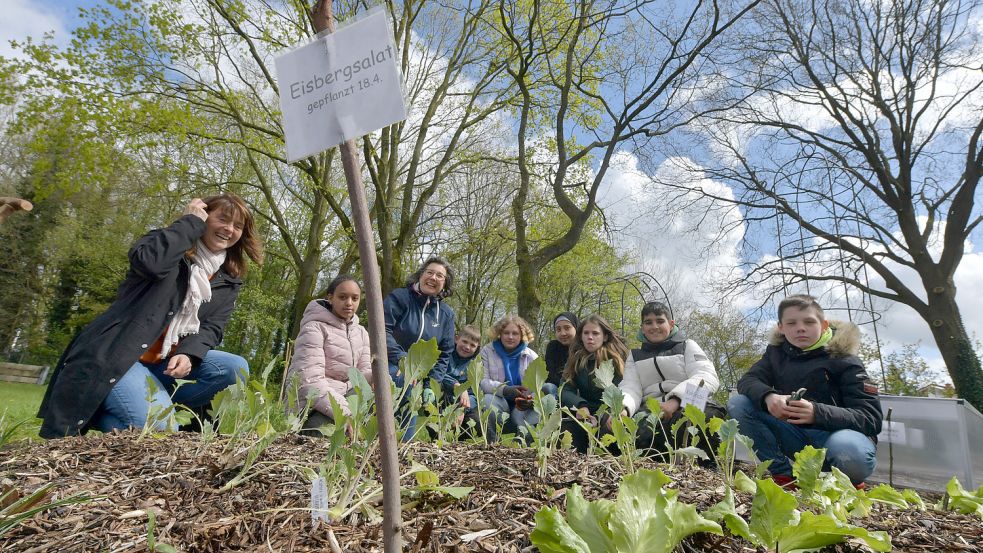 In diesem Beet hat die Gruppe eine Woche zuvor eifrig eingepflanzt. Das Foto zeigt (von links) Christine Simon (Biolehrerin), Selam, Melanie Thiesbrummel (Biolehrerin), Philipp, Michelle, Haya, Alina, Ilyas und Nico. Foto: Ortgies