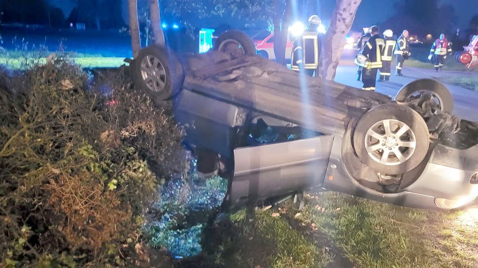 Die Einsatzkräfte wurden zu einem schweren Verkehrsunfall in Münkeboe gerufen. Foto: Gerd Wilts