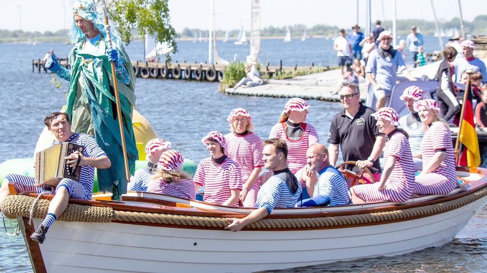 Mit dem Boot zum Anbaden: Viele Teilnehmer tragen dann historische Badebekleidung. Foto: Tourist Information Dümmerland