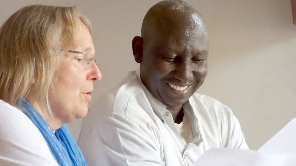 Pastorin Susanne Schneider mit Belo Elboluk, dem Leiter der christlichen Schule, bei einem Besuch im Sudan 2017. Foto: privat