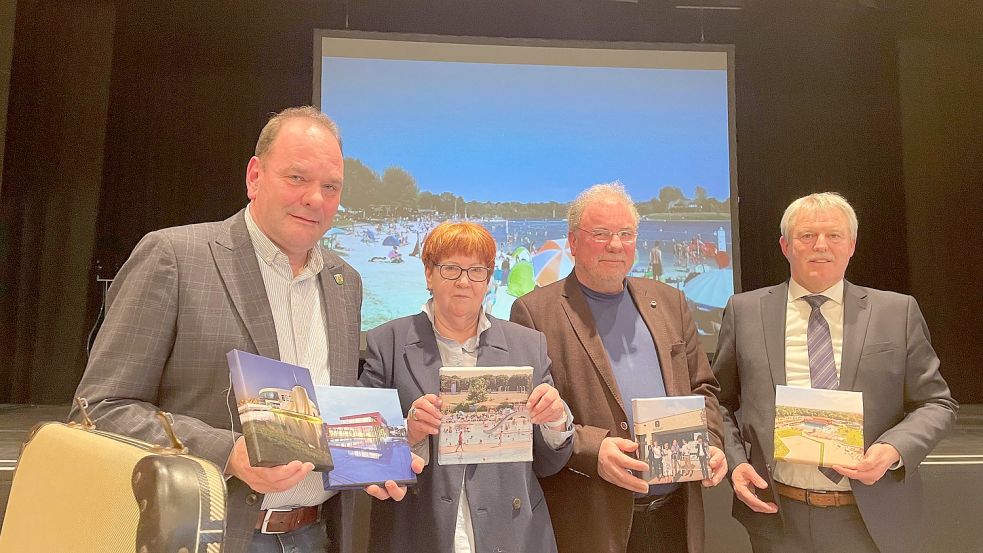 Diesmal gab es kleine Leinwände für Hardwig Kuiper (rechts). Überreicht wurden sie von (von links) Harald Bathmann, Ingeborg Hartmann-Seibt und Volker Rudolph. Fotos: Boschbach