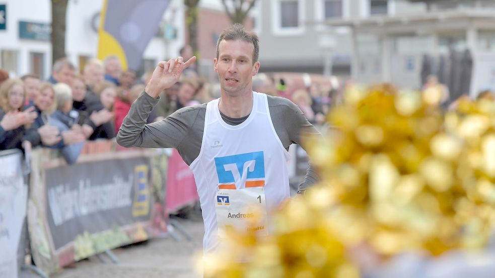 Seriensieger Andreas Kuhlen lief auch bei der Aurich-Etappe am Dienstagabend als erster Läufer über die Ziellinie. Foto: Ortgies