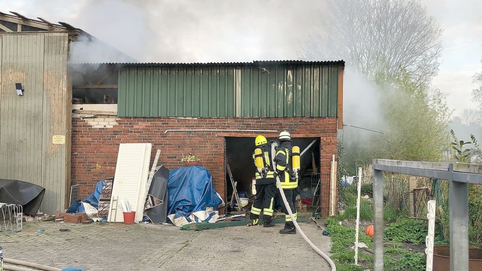 Unter Atemschutz gingen Einsatzkräfte der Feuerwehr Ostrhauderfehn gegen die Flammen vor. Foto: Ammermann