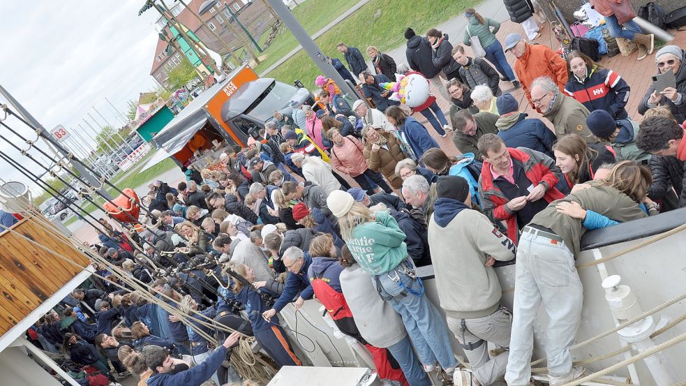 Die ersten Umarmungen gab es bereits, bevor das Schiff richtig angelegt hatte. Foto: Ullrich