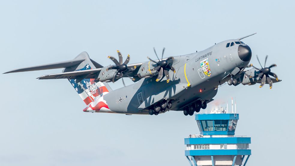 Ein Airbus A400M mit Sonderfolierung für das Nato-Übungsmanöver „Air Defender 2023“. Foto: dpa/Bundeswehr/Francis Hildemann