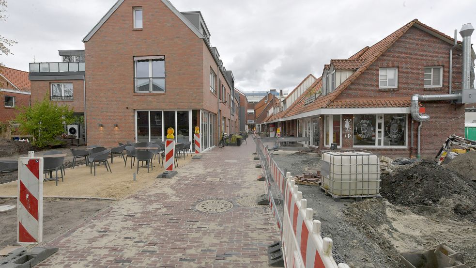 Der Weg entlang des Carolinengangs ist bereits mit Klinkern gepflastert. Fotos: Ortgies