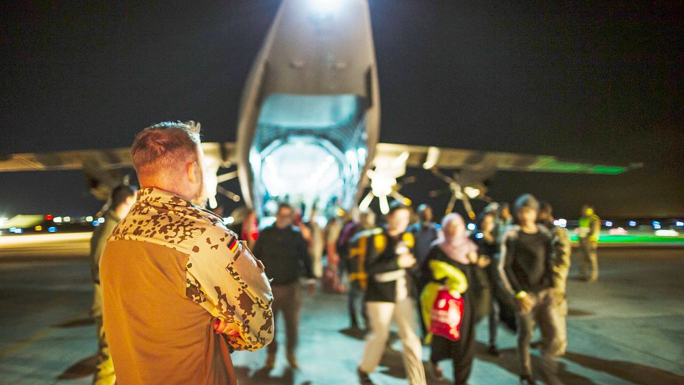 Jordanien: Die ersten von der Bundeswehr aus dem Sudan evakuierten Personen treffen am Sonntag, 23. April, auf der Luftwaffenbasis Al-Azraqu ein. Foto: Jana Neumann/Bundeswehr/DPA