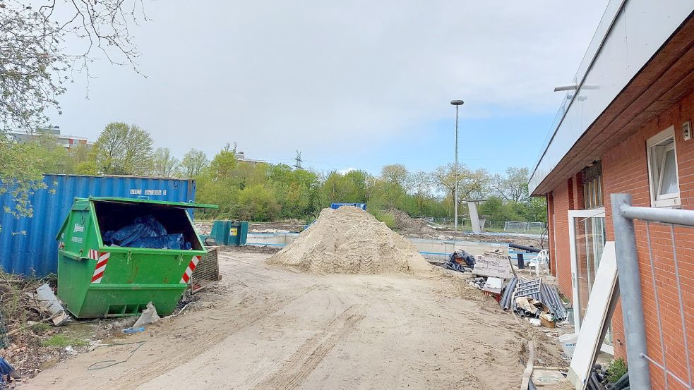 Ein weiterer Blick durch das offene Eingangstor des Freibades. In etwa dreieinhalb Monaten soll dort alles fertig sein. Foto: Hanssen