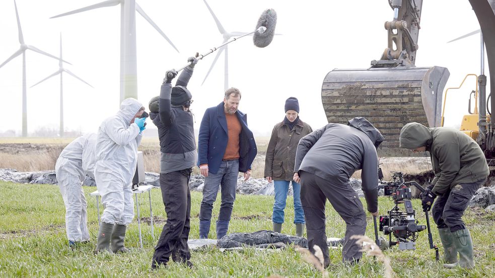 In einem Entwässerungsgraben nahe Pewsum finden die Ermittler Frank Weller und Ann Kathrin Klaasen eine Leiche ohne Kopf. Foto: Sandra Hoever