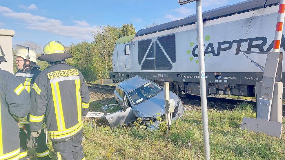 In Emden wurde ein Auto von einem Zug erfasst. Foto: Hanssen