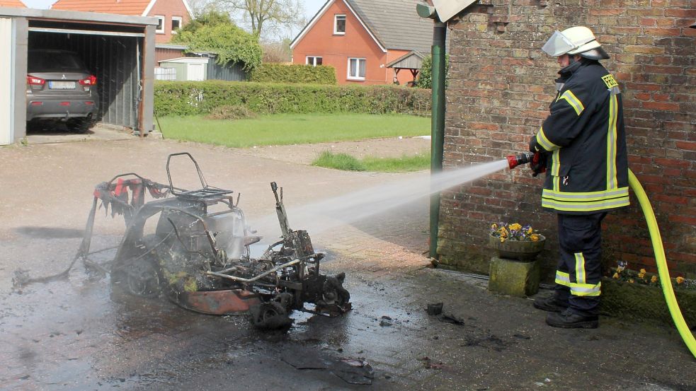 Nur noch das „Gerippe“ ist von dem Rasenmähertrecker übriggeblieben, der in Stapelmoor in Brand geraten war. Foto: Joachim Rand