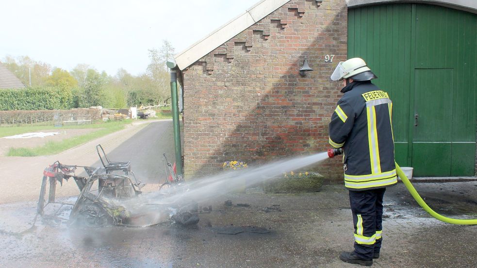 Dieser Feuerwehrmann löschte den den brennenden Rasenmähertrecker. Foto: Joachim Rand
