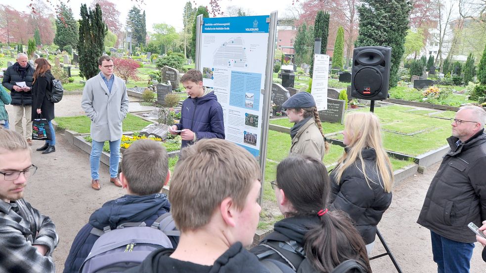 Schüler des Ubbo-Emmius-Gymnasiums haben Informationen zu drei Männern zusammengetragen, die im Zweiten Weltkrieg starben und auf dem evangelischen Friedhof in Leer beerdigt sind. Foto: Wolters