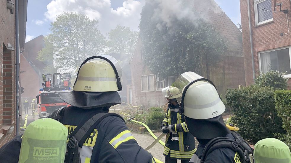 Aus dem seit langem leerstehenden Haus an der Straße Hinter dem Rahmen war dichter Rauch gedrungen. Etwa 35 Feuerwehrleute bekämpften den Brand. Foto: H.Müller/Archiv