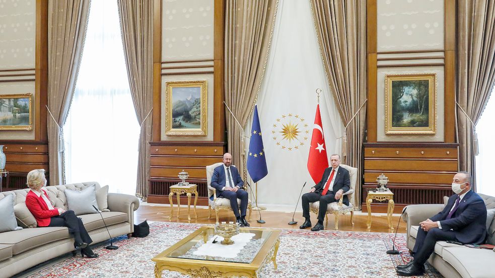 2021 brüskierte der türkische Präsident Recep Tayyip Erdogan (2.v.r.) die EU-Kommissionspräsidentin Ursula von der Leyen (l.). bei einem Treffen in Ankara. Ein Wahlsieg der pro-westlichen Opposition könnte das Verhältnis zu Europa wieder verbessern. Foto: dpa/European Council/Dario Pignatelli