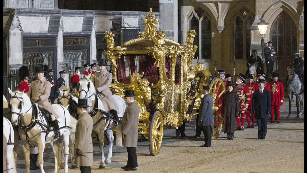 Eigentlich ist eine Fahrt mit der Gold State Coach nur den Royals vorbehalten. Londoner Touristen dürfen jedoch in einem täuschend echt aussehenden Replikat Platz nehmen und sich wie der König fühlen. Foto: imago/ i Images