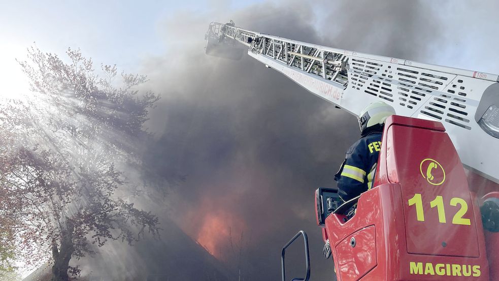 Rund 80 Einsatzkräfte waren vor Ort und kämpften gegen die Flammen. Foto: Feuerwehr