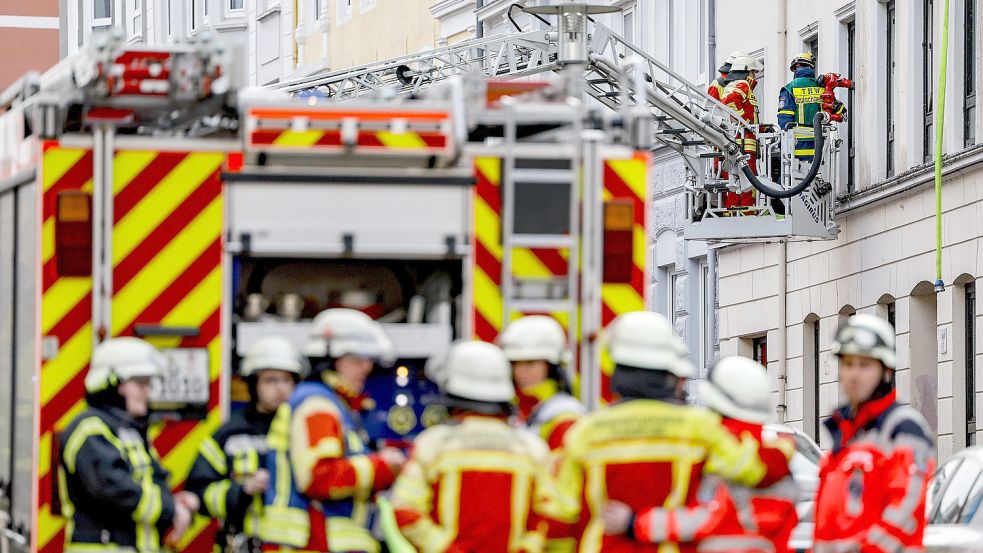 Während zahlreiche Feuerwehrleute gegen die Flammen in einem Mehrfamilienhaus in Flensburg kämpften, filmten Gaffer die Löscharbeiten. Foto: Axel Heimken