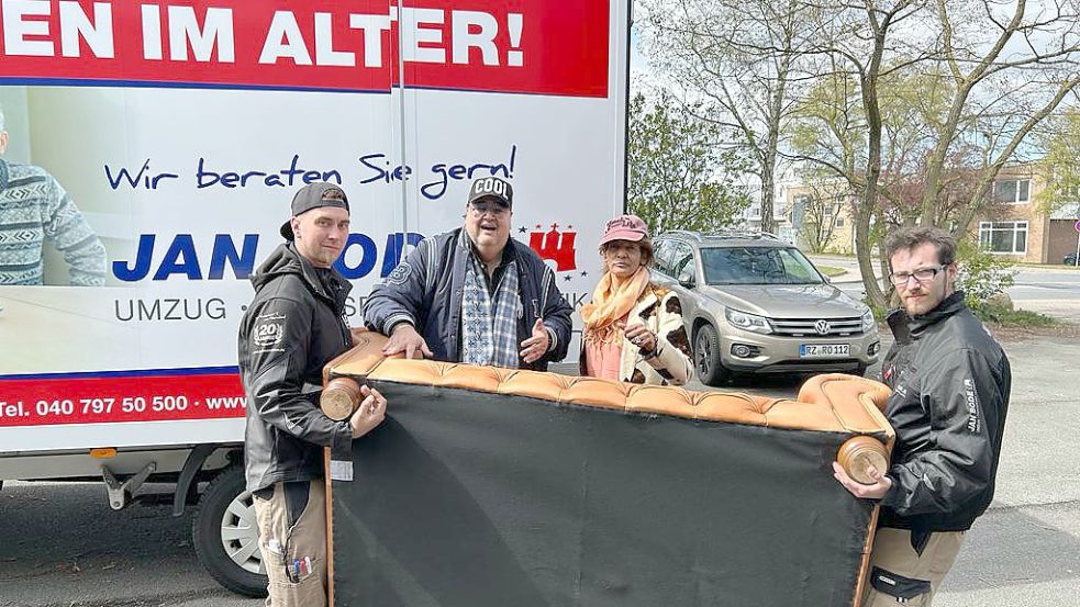Nadja Abd el Farrag mit Andreas Ellermann (2.v.li.) und den Bode-Möbelpackern. Foto: LENTHE-MEDIEN