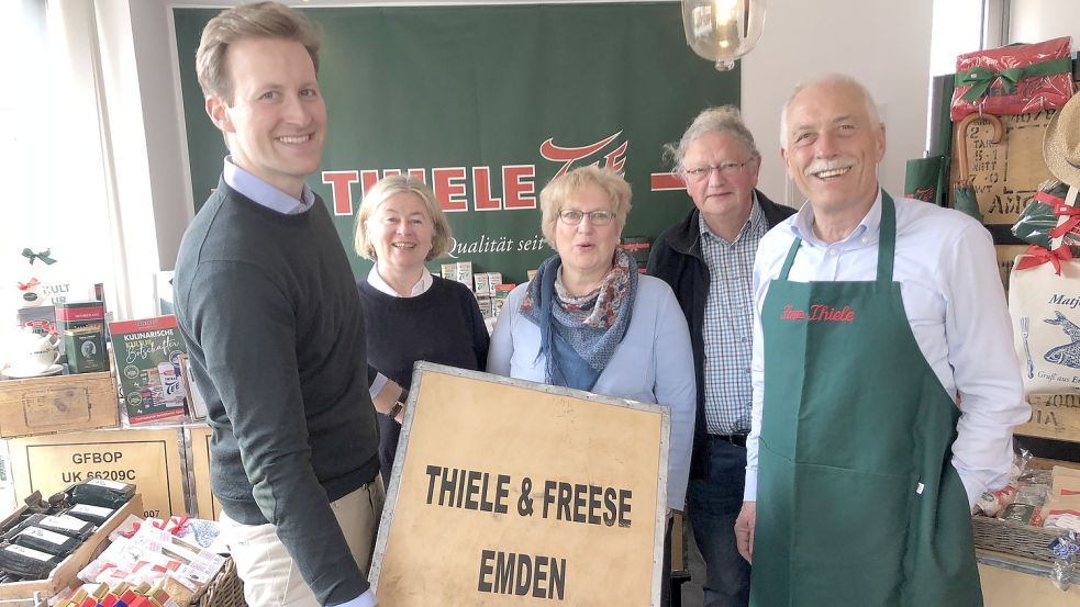 Gewinnübergabe im „Tee-Kontor“: Lennart Thiele (links) sowie dessen Eltern Celine (2. von links) und Franz Thiele (rechts) übergaben die Original-Teekiste an Wilma und Reinhard Hinrichs aus Aurich. Foto: Müller