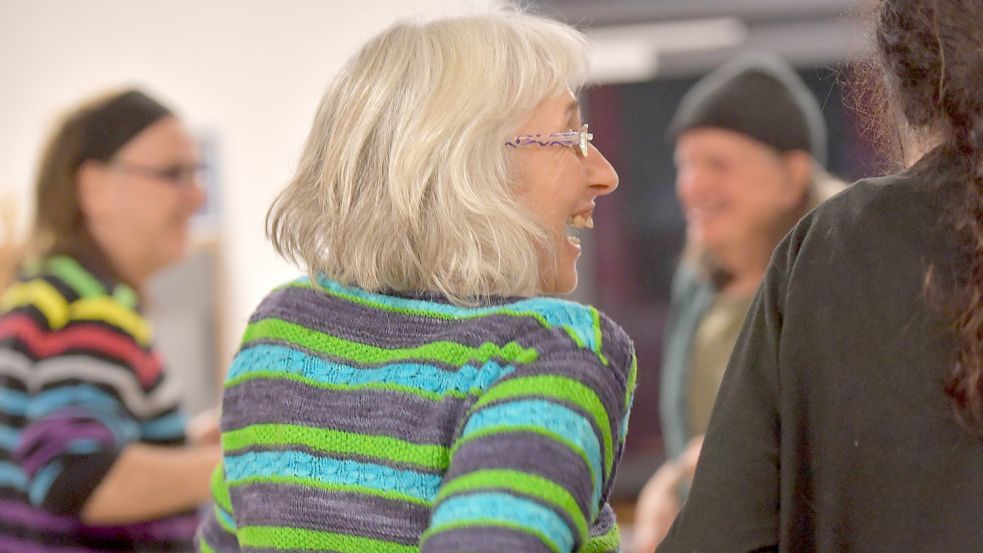 Lachen steckt an: Barbara Lindner-Bartlitz beim Lachyoga in Aurich. Foto: Ortgies