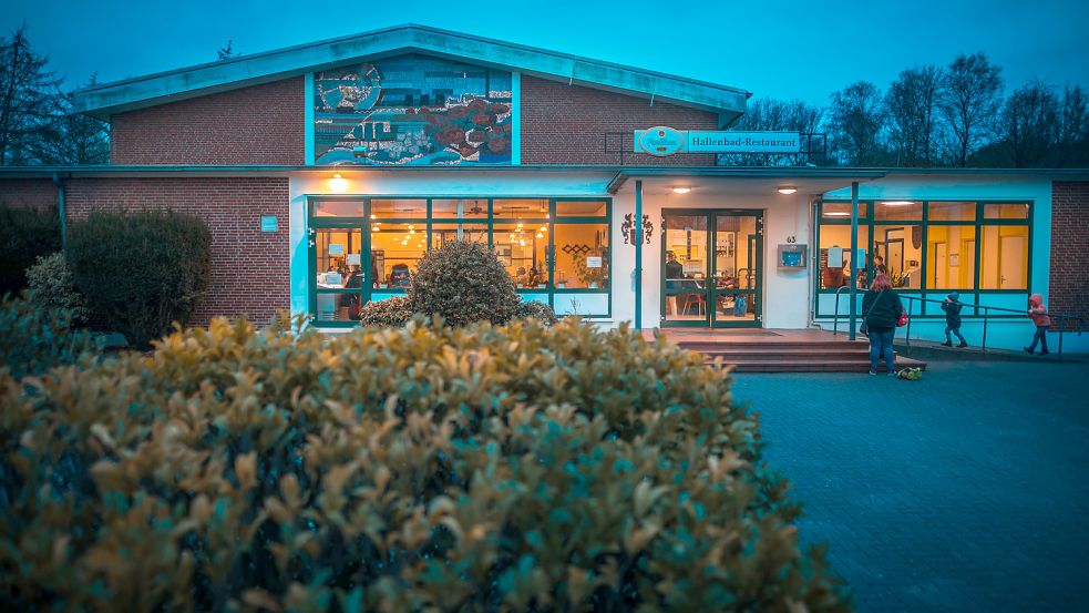 Im Hallenbad Wiesmoor können zumindest Schüler und Vereinsmitglieder seit Kurzem wieder schwimmen. Foto: Archiv/Cordsen