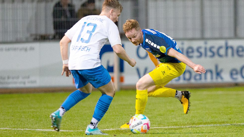 Kickers Emden (rechts Matthias Goosmann) spielt am Freitagabend in Lohne. Archivfoto: Doden/Emden