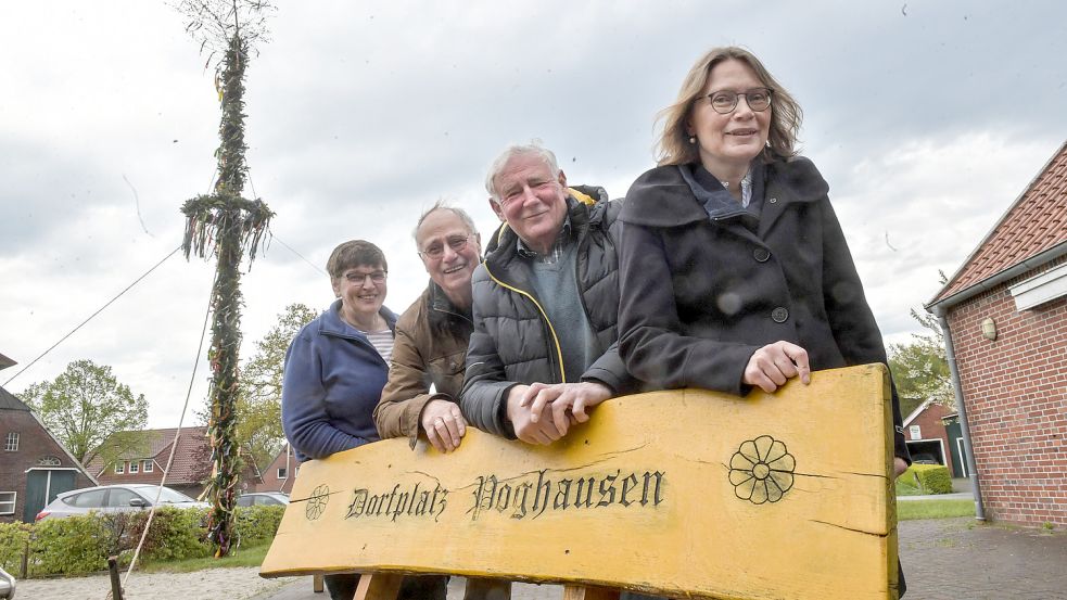 Gemeinsam um Poghausen kümmern sich (von links) Heidrun Wolters, Richard Hinrichs, Fritz Eilers und Linda Hinrichs. Foto: Ortgies