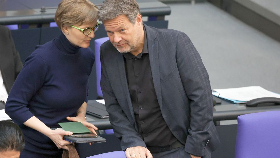 Die Parlamentarische Staatsekretärin Franziska Brantner (Grüne) mit ihrem Chef, Wirtschafts- und Klimaschutzminister Robert Habeck, bei einer Sitzung im Bundestag. Foto: Jörg Carstensen / dpa