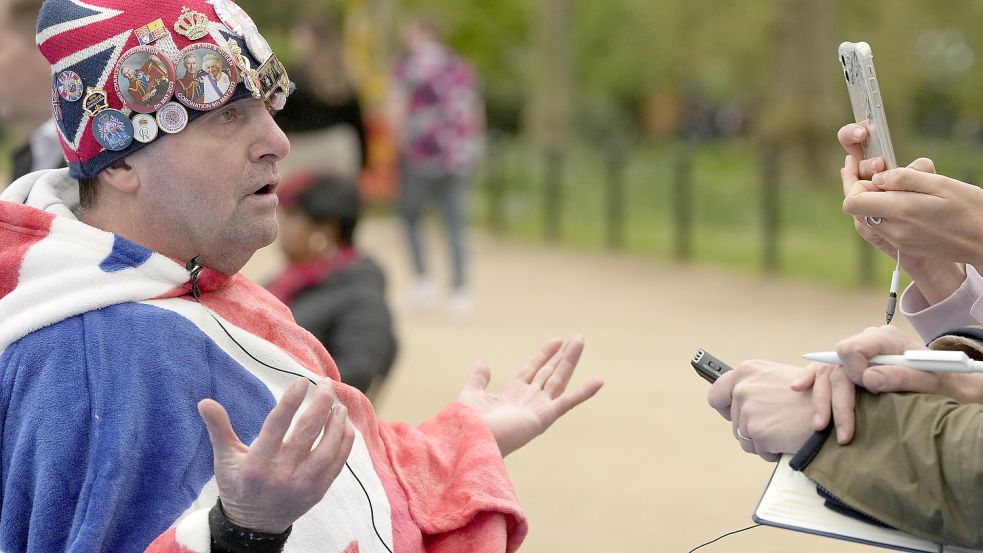 Der Royal-Superfan John Loughrey ist für die Krönung Charles III. gerüstet. Foto: dpa/AP/Frank Augstein