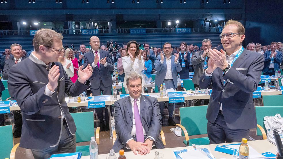 Einstimmig vom CSU-Parteitag zum Spitzenkandidat gewählt: Markus Söder (Mitte). Foto: Peter Kneffel