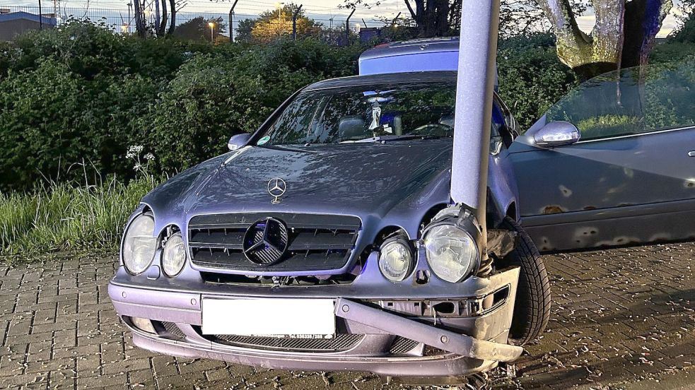 Auf der Frisiastraße in Emden prallte ein Auto gegen eine Straßenlaterne. Foto: Feuerwehr