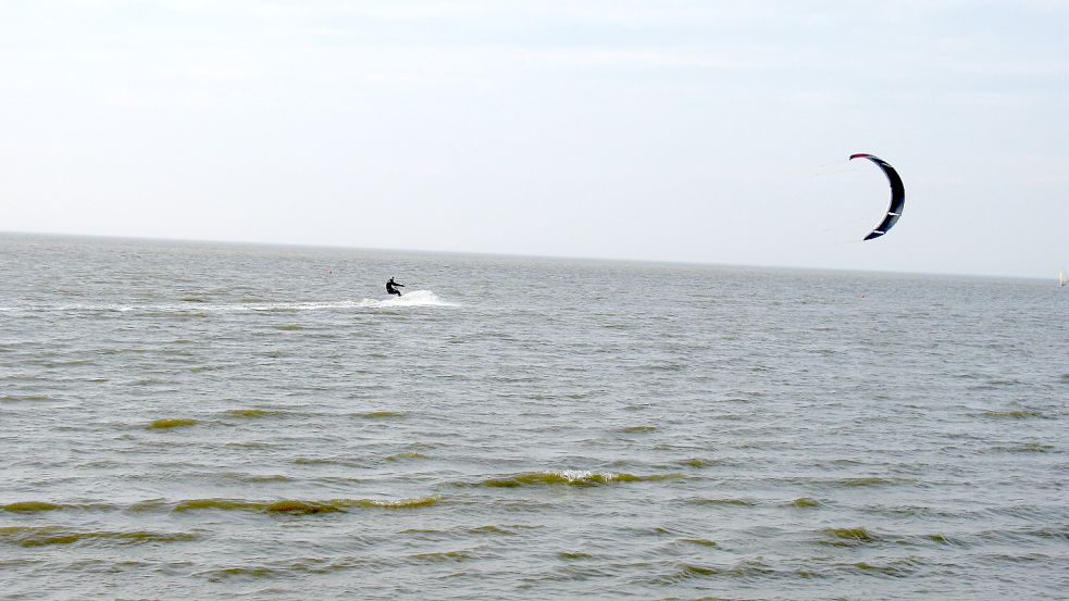 Kite-Surfen ist an der Nordseeküste ein beliebter, aber auch umstrittener Sport. Nun gibt es eine neue Verordnung. Symbolfoto: Archiv