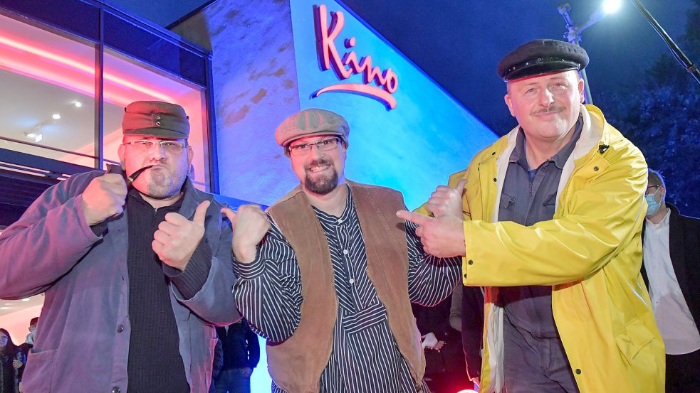 Das Foto entstand in Aurich bei der Kinopremiere der Sketch-Reihe „Ostfriesen auf der Bank“. Es zeigt Willi Nessen (von links) und seine Freunde Marcel Willms und Gerold Oltmanns. Foto: Ortgies/Archiv