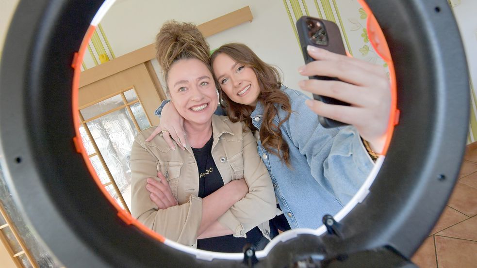 Gunda (links) und Kathi Junes aus Ostfriesland laden auf Tiktok lustige Kurzvideos hoch. Foto: Ortgies